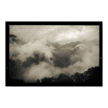 Bergen mist bedekt met donker en bewogen landschap