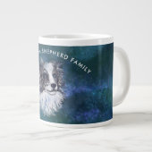 Berger australien en train de dessiner une tasse d (Devant droit)