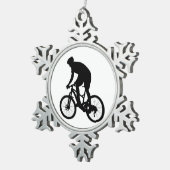 Bergfietsensilhouet - Kies achtergrondkleur Tin Sneeuwvlok Ornament (Rechts)