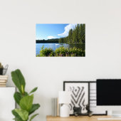 Bergmeer, Canoe, wilde bloemen Poster (Thuiskantoor)