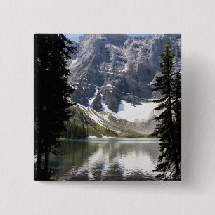 Bergmeer reflecterend gebergte bedekt met bomen vierkante button 5,1 cm