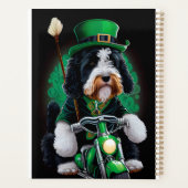 Bernedoodle Chien conduisant vélo St. Patrick's Da (Dos)