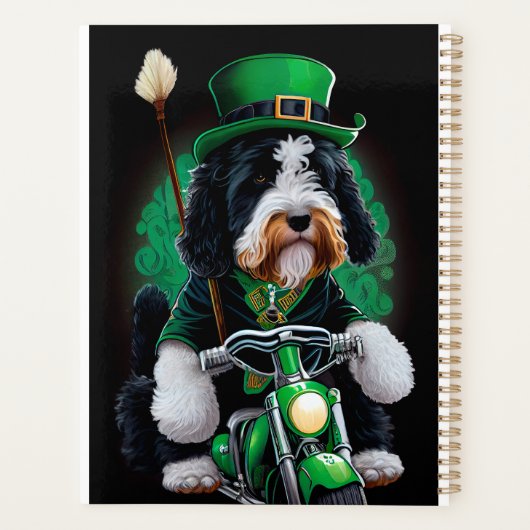 Bernedoodle Chien conduisant vélo St. Patrick's Da (Dos)
