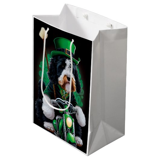 Bernedoodle Dog fiets St. Patrick's Day Medium Cadeauzakje (Voorkant Gekanteld)