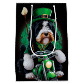 Bernedoodle Dog fiets St. Patrick's Day Medium Cadeauzakje (Achterkant)
