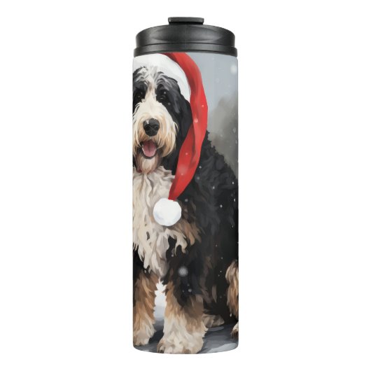 Bernedoodle-hond in de sneeuw Kerstmis  Thermosbeker (Voorkant)