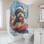 Bernedoodle Hond in Sledge Laat het Sneeuw Kerstmi Douchegordijn (In situ)
