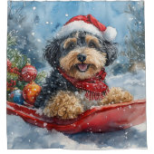 Bernedoodle Hond in Sledge Laat het Sneeuw Kerstmi Douchegordijn (Voorkant)