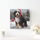 Bernedoodle Hond in Sneeuw Kerstmis Vierkante Klok (Huis)