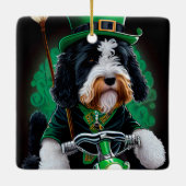 Bernedoodle-hond rijdt op fiets St. Patrick's Day Keramisch Ornament (Achterkant)