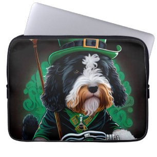 Bernedoodle-hond rijdt op fiets St. Patrick's Day Laptop Sleeve