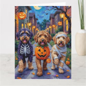 Bernedoodle Honden Trick-or-Treating in Halloween Kaart (Voorkant)