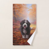 Bernedoodle in Herfstbladeren Herfst Inspire Bad Handdoek (Handdoek)