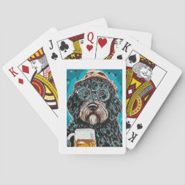 Bernedoodle met een mok pokerkaarten