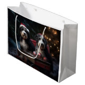 Bernedoodle Snowy Sleigh Kerstdecoratie Groot Cadeauzakje (Voorkant Gekanteld)
