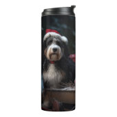 Bernedoodle Snowy Sleigh Kerstdecoratie Thermosbeker (Gedraaid links)
