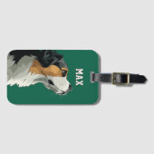 Bernese Mountain Dog on Green Background Bagagelabel (Voorkant (horizontaal))