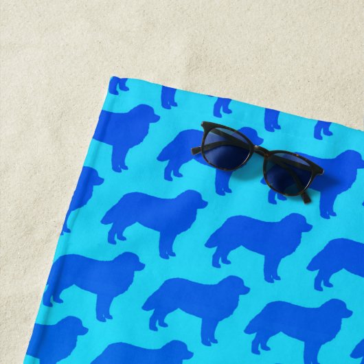 Bernese Mountain Dog Silhouettes Pattern Strandlaken (In situ)