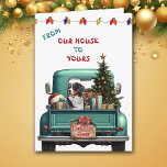 Bernois Mountain Dog Farm Truck Carte de Noël<br><div class="desc">Un pick-up bleu turquoise porte un arbre de Noël décoré et des paquets cadeaux sur le devant de cette jolie carte de Noël. Un magnifique chien de montagne bernois regarde depuis la porte arrière. Un panneau en bois rustique sur le pare-chocs arrière dit "Cheer de Noël". En haut de la...</div>