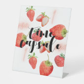 Berry Eerste 1e Verjaardag | Aardbeientijdcapsule Reclamebord Met Voetstuk (Voorkant)