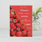 Berry eerste verjaardag uitnodiging | Aardbeithema (Staand voorkant)