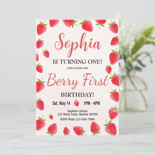 Berry First Birthday Invitation Invitation fraise (Debout devant)