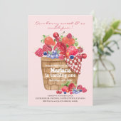 Berry First Birthday Party Invitation fraise (Debout devant)