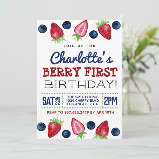 Berry First Birthday Strawberry Invitation (Debout devant)