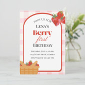 Berry First Birthday Strawberry Invitation (Debout devant)