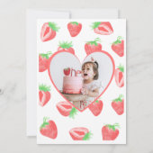 Berry First Strawberry Birthday Fotouitnodiging Kaart (Achterkant)