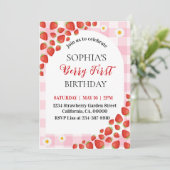 Berry First Strawberry gingham birthday invitation (Debout devant)