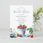 Berry In Love Strawberry Bridal Douche Invitations (Debout devant)