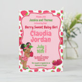 Berry Sweet Girl Baby shower de fraise Invitation (Debout devant)