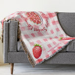 Berry Sweet Love fraise En vichy cadeau Mariée<br><div class="desc">Voici notre tapis "Berry Sweet Love", le mélange parfait de charme vintage et d'élégance de campagne moderne. Cette couverture ravissante capte l'essence d'une fête de bachelorette, de nuit, ou douche nuptiale avec ses vibes vintages rétro et design de fraises sucrées. Imaginez votre brunch de pique-nique au bord de la rivière,...</div>