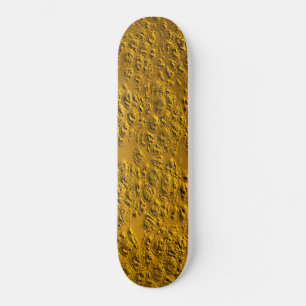 Beschadigd goud skateboard