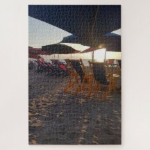 Beschaduwde strandzitplaatsen bij zonsondergang