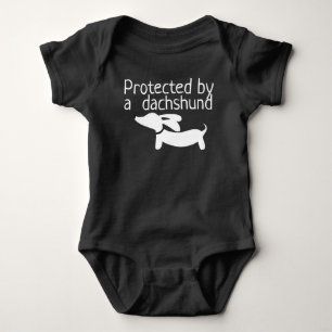 Beschermd door dachshund babyuitje genderneutraal romper
