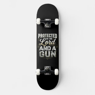 Beschermd door de Heer en een wapen Skateboard