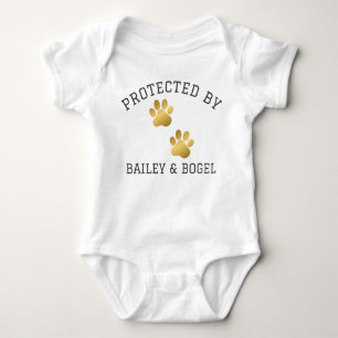 Beschermd door Dogs Name Shirt Baby shower Pasgebo