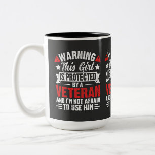 Beschermd Door Een Veteraan Trotse Dochter Van Een Tweekleurige Koffiemok