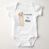 Beschermd door Max (naam) Yellow Lab Romper (Voorkant)
