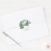 Besneeuwd berglandschap met dennenbossen ronde sticker (Envelop)