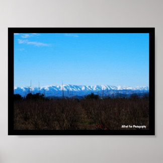 Besneeuwde bergen achter kaki veld poster
