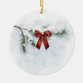 besneeuwde dennentak met een feestelijke rode stri keramisch ornament