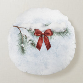 besneeuwde dennentak met een feestelijke rode stri rond kussen