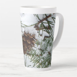Besneeuwde pijnappel I Winter Natuurfotografie Latte Mok