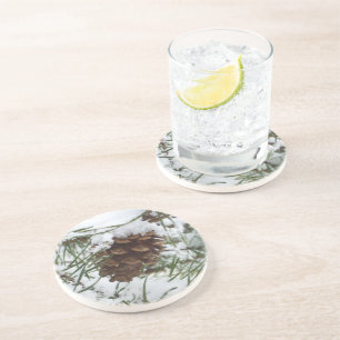 Besneeuwde pijnappel I Winter Natuurfotografie Zandsteen Onderzetter