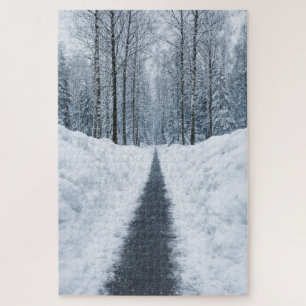 Besneeuwde winterlandschap met winterse bospad legpuzzel