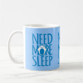 Besoin de plus de sommeil bleu blanc slogan mug (Gauche)