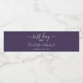 Beste dag ooit Elegant Script Paarse bruiloft Waterfles Etiket (Enkel label)